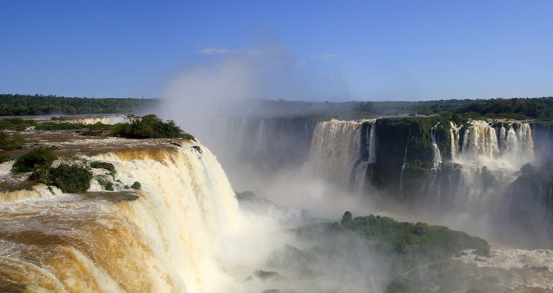 Itaipu fecha calha central e mantém nível do rio Paraná